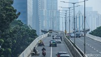 Jalan Layang Non Tol ini kerap dilalui kendaraan roda dua untuk mempercepat jarak tempuh, meski begitu jalan layang tersebut mestinya steril dari kendaraan roda dua maupun truk.