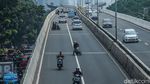 Hindari Polisi, Pemotor Nekat Lawan Arah di JLNT Casablanca