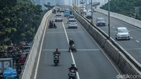 Bukan tanpa sebab, pelanggaran roda dua yang nekat melintas di jalan ini kerap membuat petaka bahkan korban jiwa. Kurangnya kesadaran berlalu lintas hingga tak acuh dengan ancaman tilang elektronik membuat pelanggaran terus berulang sehingga Polisi melakukan tindakan tegas berupa penilangan.