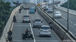 Hindari Polisi, Pemotor Nekat Lawan Arah di JLNT Casablanca