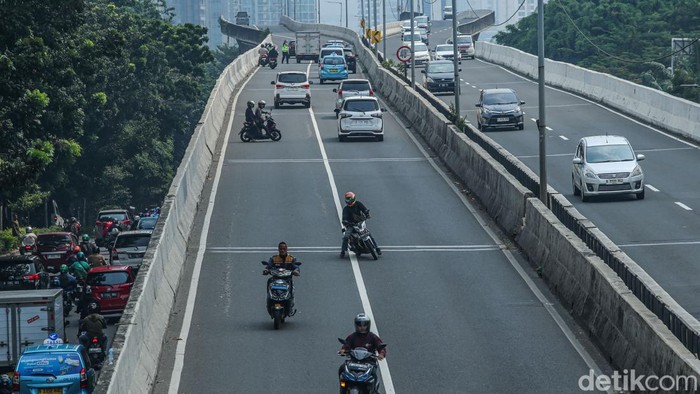 Pemotor lawan arah di Jalan Layang Non Tol (JLNT) Casablanca. Para pengendara menghindari razia dari polisi di JLNT Casablanca.
