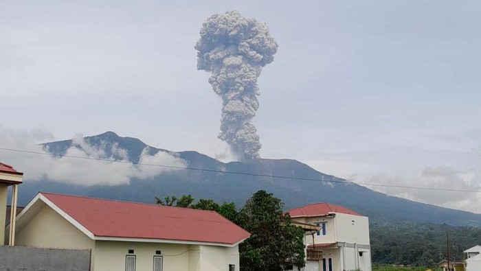 Penampakan letusan Gunung Marapi dari Padang Panjang (dok. Istimewa)