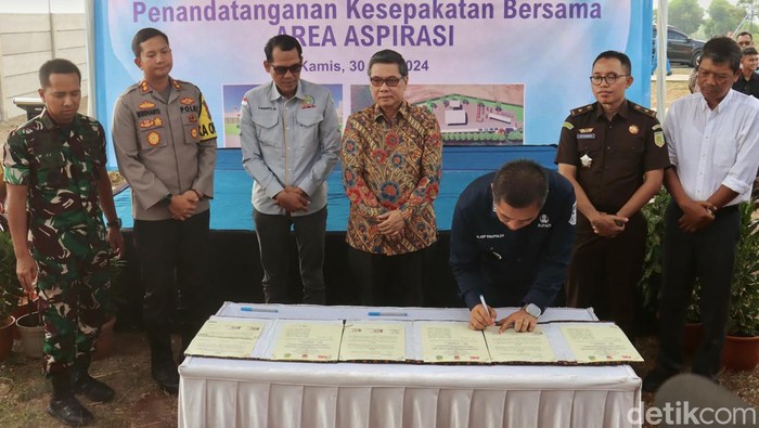 Penandatanganan pembangunan ruang aspirasi di Karawang.