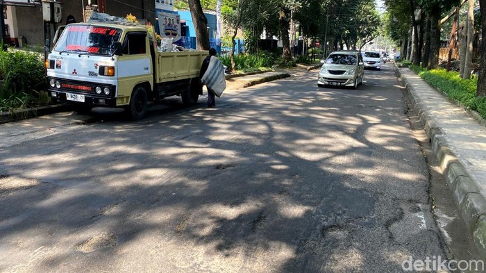 Penempakan jalan berlubang di Jalan Sumbawa, Kota Bandung.