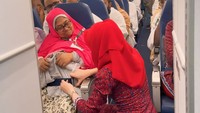 Kru kabin Lion Air dinilai sangat ramah dan membantu para jemaah haji. Mereka memberikan pelayanan yang membuat para jamaah merasa sangat dihargai. (dok. Lion Air)
