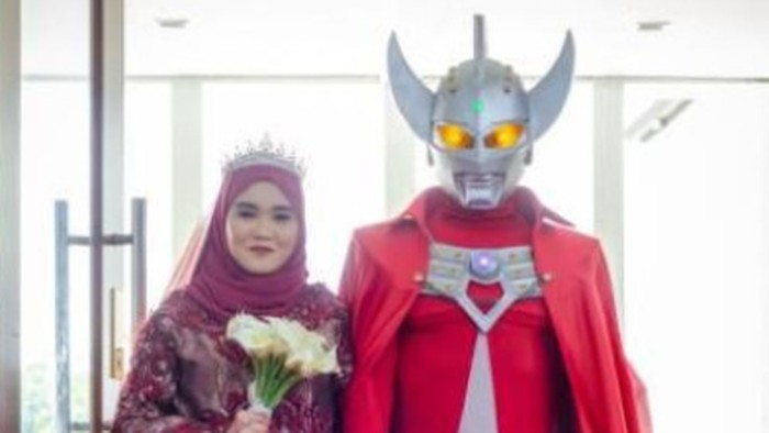 Pengantin pria yang mengenakan kostum Ultraman saat resepsi mendadak viral di media sosial. Foto pernikahan Mohamad Zulhafize dan Nur Qayyimah Ahmad Rosli langsung menjadi sorotan
