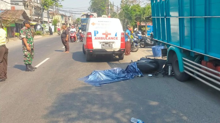 Pengendara motor tewas usau terlindas truk di Gresik