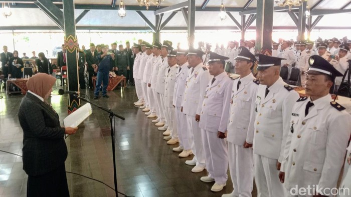 Pengukuhan dan penyerahan SK perpanjangan masa jabatan 465 kepala desa (kades) di Pendopo Kabupaten Purworejo, Kamis (30/5/2024).