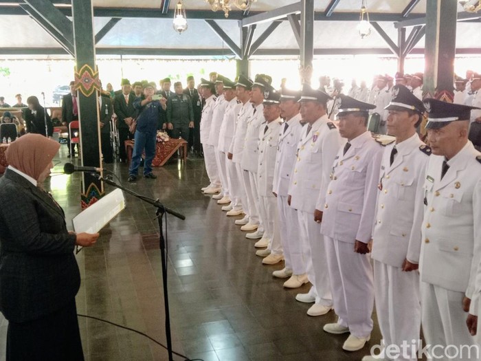 Pengukuhan dan penyerahan SK perpanjangan masa jabatan 465 kepala desa (kades) di Pendopo Kabupaten Purworejo, Kamis (30/5/2024).
