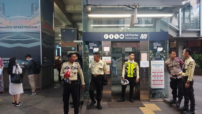 Penumpang menumpuk di trotoar usai akses ke Stasiun MRT Blok M ditutup (Kurniawan/detikcom)
