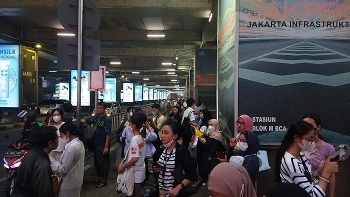 Penumpukan Penumpang di Trotoar Akibat Penutupan Stasiun MRT Blok M