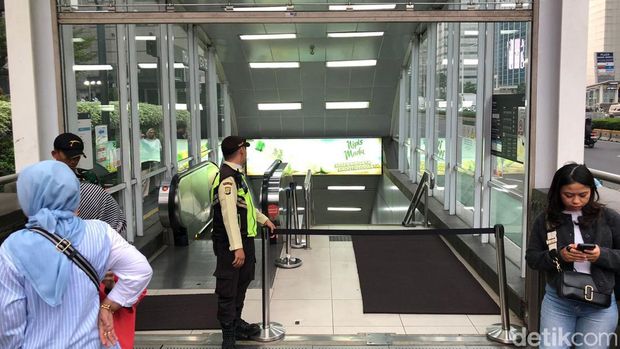 Penumpang MRT Jakarta Berhamburan