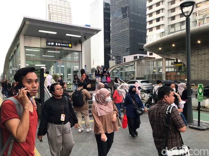 Penumpang MRT Jakarta Berhamburan