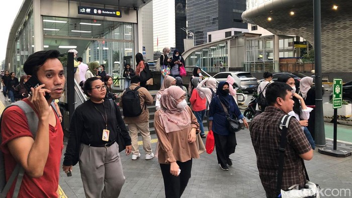 Penumpang MRT Jakarta Berhamburan