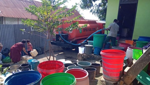 Penyaluran air bersih pada desa yang terdampak kekeringan di Kabupaten Bima, NTB, Kamis, (30/5/2024). (Dok. BPBD Kabupaten Bima)