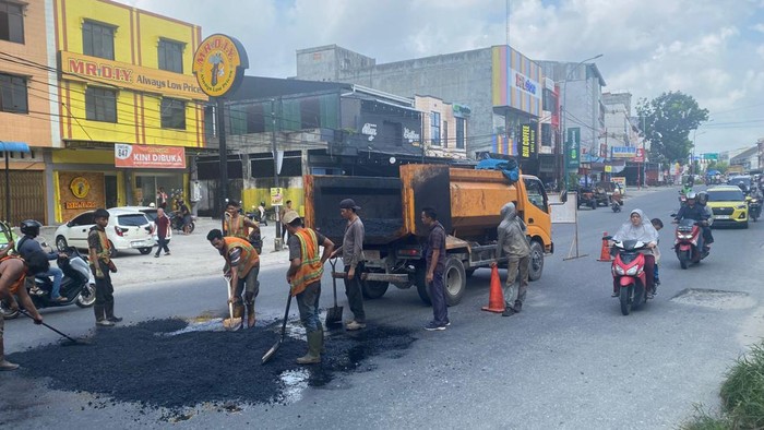 Perbaikan Jalan Hang Tuah Pekanbaru. (Dok Pemprov Riau)