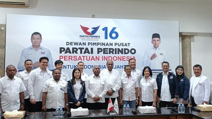 Partai Perindo menyerahkan surat rekomendasi kepada bakal pasangan Dominggus Mandacan-Mohamad Lakotani untuk Pilgub Papua Barat. Wakil Ketua Umum DPP Partai Perindo, Angela Tanoesoedibjo, menyebut rekomendasi dukungan ini merupakan komitmen Partai Perindo untuk keberlanjutan di Papua Barat.