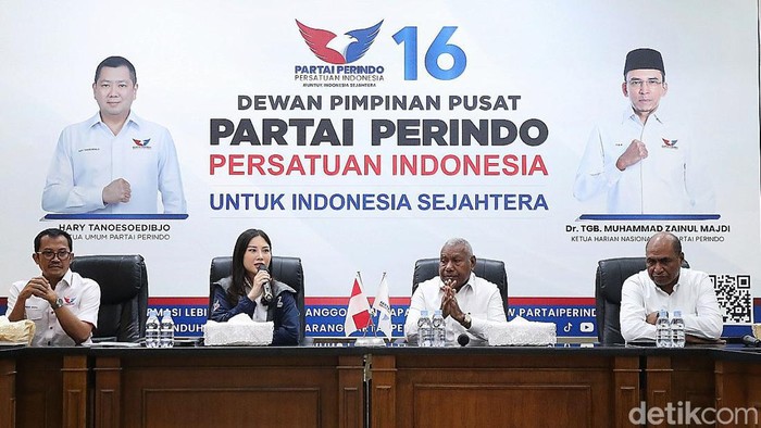 Wakil Ketua Umum DPP Partai Perindo, Angela Tanoesoedibjo menyerahkan surat rekomendasi kepada bakal pasangan Dominggus Mandacan-Mohamad Lakotani untuk Pilgub Papua Barat di kantor DPP Partai Perindo, Menteng, Jakarta Pusat, Kamis (30/5/2024).