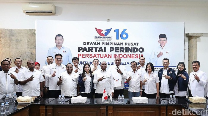 Wakil Ketua Umum DPP Partai Perindo, Angela Tanoesoedibjo menyerahkan surat rekomendasi kepada bakal pasangan Dominggus Mandacan-Mohamad Lakotani untuk Pilgub Papua Barat di kantor DPP Partai Perindo, Menteng, Jakarta Pusat, Kamis (30/5/2024).
