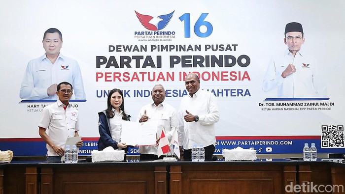Wakil Ketua Umum DPP Partai Perindo, Angela Tanoesoedibjo menyerahkan surat rekomendasi kepada bakal pasangan Dominggus Mandacan-Mohamad Lakotani untuk Pilgub Papua Barat di kantor DPP Partai Perindo, Menteng, Jakarta Pusat, Kamis (30/5/2024).