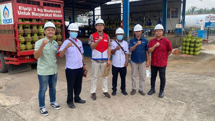 Guna meningkatkan pengawasan atas penyaluran LPG 3 kg, Pertamina Patra Niaga Regional Sumbagsel rutin menggelar inspeksi. Salah satunya di Stasiun Pengisian Bulk Elpiji (SPBE) agar penyaluran LPG 3 kg yang disalurkan ke masyarakat sesuai takaran.