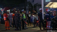 Polisi dan anggota TNI juga terlihat di lokasi. 