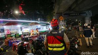 Mereka berjaga untuk memastikan tidak terjadinya hal - hal yang tidak diinginkan. 