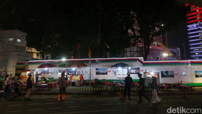 Petugas Berjaga di Lokasi Jatuhnya Bongkahan Besi yang Bikin MRT Lumpuh Bongkahan besi yang diduga berasal dari crane proyek Gedung Kejaksaan Agung RI jatuh ke dekat perlintasan MRT Jakarta. TKP tersebut kini diamankan petugas.
