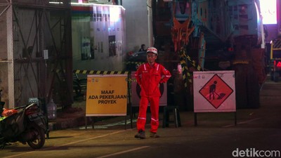 Petugas Berjaga di Lokasi Jatuhnya Bongkahan Besi yang Bikin MRT Lumpuh