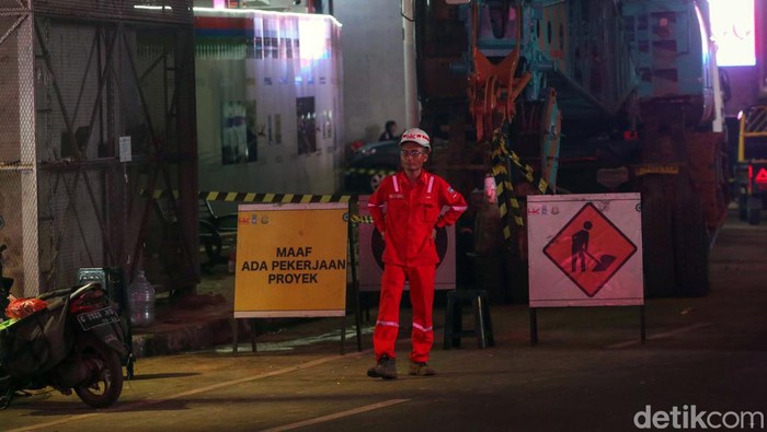 Petugas Berjaga di Lokasi Jatuhnya Bongkahan Besi yang Bikin MRT Lumpuh Bongkahan besi yang diduga berasal dari crane proyek Gedung Kejaksaan Agung RI jatuh ke dekat perlintasan MRT Jakarta. TKP tersebut kini diamankan petugas.