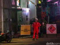 Petugas Berjaga di Lokasi Jatuhnya Bongkahan Besi yang Bikin MRT Lumpuh