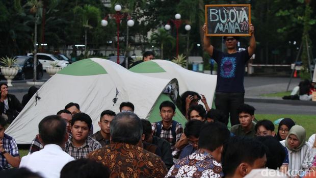 Pimpinan kampus UGM temui mahasiswa yang berkemah di depan Balairung, Kamis (30/5/2024) petang.
