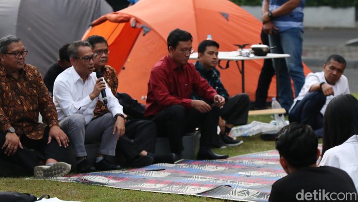 Pimpinan kampus UGM temui mahasiswa yang berkemah di depan Balairung, Kamis (30/5/2024) petang.