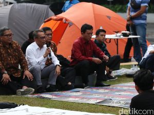 Pimpinan UGM Temui Mahasiswa yang Berkemah Protes Uang Pangkal