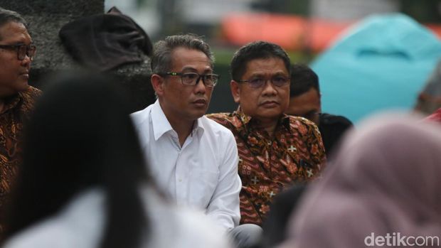 Pimpinan kampus UGM temui mahasiswa yang berkemah di depan Balairung, Kamis (30/5/2024) petang.
