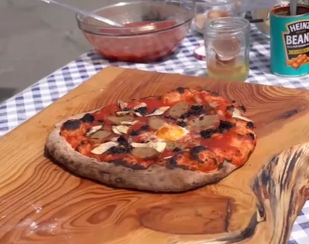 Dikritik Tajam! Gordon Ramsay Bikin Pizza dengan Topping Nyeleneh