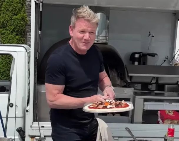 Dikritik Tajam! Gordon Ramsay Bikin Pizza dengan Topping Nyeleneh