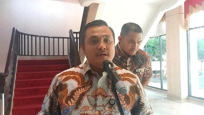 Pj Sekda Kota Medan Topan saat memberikan keterangan soal Centre Point. (Finta Rahyuni/detikSumut)