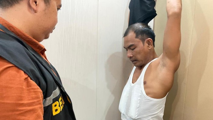 Polisi menangkap pria berinisial TN, calon penumpang pesawat tujuan Surabaya di Bandara Hang Nadim Batam. (Dok Polda Kepri)