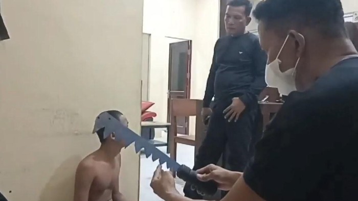 Polisi mengamankan sajam yang diduga dimiliki remaja di Batu Bara. (dok. Istimewa)