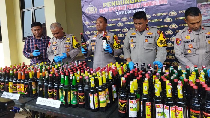 (Polres Pandeglang sita ribuan botol miras tanpa izin edar. Dok Aris Rivaldo/detikcom)