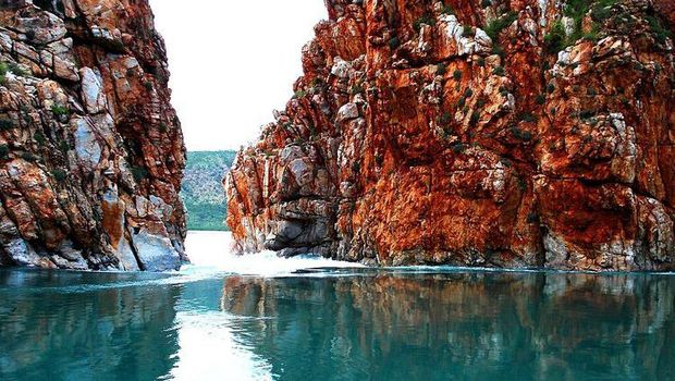 Air Terjun Horizontal adalah fenomena alam yang unik di Australia Barat. Jika air terjun biasanya mengalir secara vertikal dari tebing, maka berbeda dengan air terjun ini. Sesuai namanya, Air Terjun Horizontal atau Horizontal Falls memiliki aliran air horizontal yang mengalir di celah tebing. Fenomena ini menjadi daya tarik wisata selama beberapa dekade.