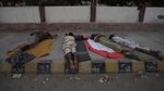 Potret Buruh Tidur di Pinggir Jalan gegara Cuaca Panas Pakistan