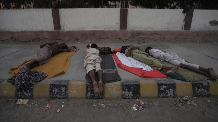 Potret Buruh Tidur di Pinggir Jalan gegara Cuaca Panas Pakistan Laborers sleep on the roadside during an early hot summer morning in Karachi, Pakistan, Wednesday, May 29, 2024. Pakistani port city Karachi and some other parts of the country continued to experience heat wave these days. (AP Photo/Fareed Khan)