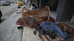 Potret Buruh Tidur di Pinggir Jalan gegara Cuaca Panas Pakistan