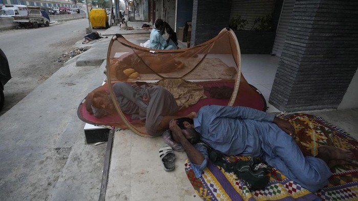 Potret Buruh Tidur di Pinggir Jalan gegara Cuaca Panas Pakistan Laborers sleep on the roadside during an early hot summer morning in Karachi, Pakistan, Wednesday, May 29, 2024. Pakistani port city Karachi and some other parts of the country continued to experience heat wave these days. (AP Photo/Fareed Khan)