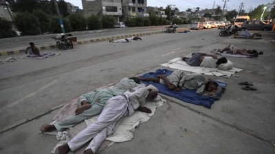 Potret Buruh Tidur di Pinggir Jalan gegara Cuaca Panas Pakistan