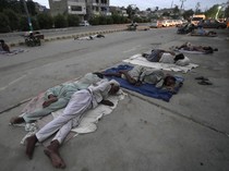 Potret Buruh Tidur di Pinggir Jalan gegara Cuaca Panas Pakistan