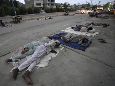 Potret Buruh Tidur di Pinggir Jalan gegara Cuaca Panas Pakistan