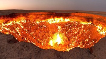 Kawah gas Darvaza ini di Turkmenistan mendapat julukan Gerbang Neraka karena memiliki api yang terus menyala sejak 1971. (Foto: Internet)